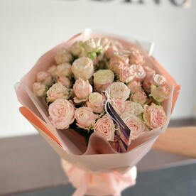 Букет из пионовидных, кустовых роз