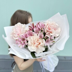 Букет из французских роз и альстромерий