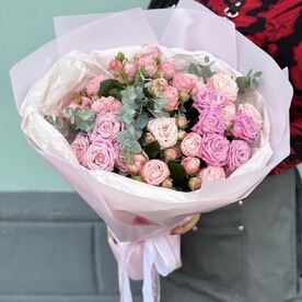 Букет из пионовидной, кустовой розы с эвкалиптом