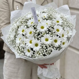 Большой букет из белой гипсофилы и кустовой хризантемы