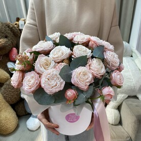 Нежные пион розы в шляпной коробке