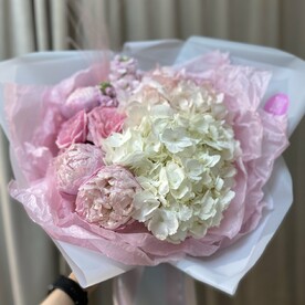 Нежные пионы,гортензии,пион розы
