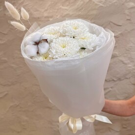 Букет из хризантемы, хлопка и лагуруса