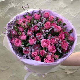 Букет из розовых кустовых роз с лимониумом
