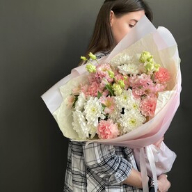 Букет с эустомой, диантусами, хризантемой и альстромерией