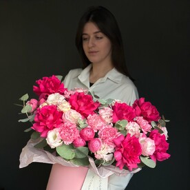 Коробка в малиновой цветовой гамме с французскими розами