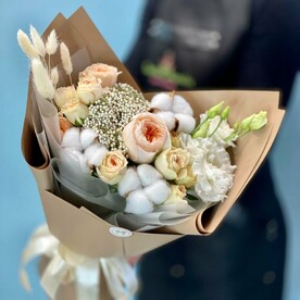 Лагурус, Хлопок, Роза кустовая, Роза пионовидная, Озотамнус, Лизиантус Эустома, Дизайнерская упаковка