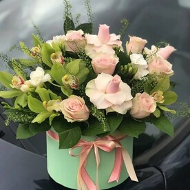 Роза, Орхидея ванда амбер махогани, Гвоздика кустовая, Шляпная коробка, Оазис