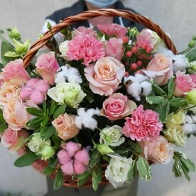 Роза, Питтоспорум, Гвоздика, Хлопок, Лизиантус Эустома, Гиперикум, Корзина, Оазис