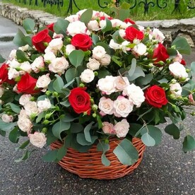 Роза кустовая, Роза, Эвкалипт, Оазис, Корзина