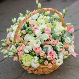 Композиция из роз в корзине