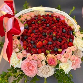 Съедобная композиция с ягодами