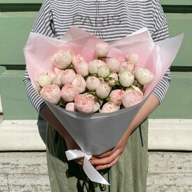 Букет из 7 нежных пион роз (моно 106)