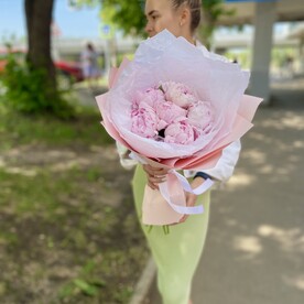 Букет с пионами