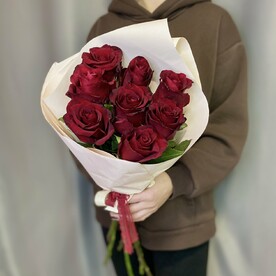 Красные розы в упаковке
