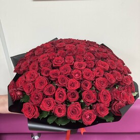 101 красная роза в чёрной упаковке
