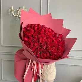 101 роза в упаковке гигант