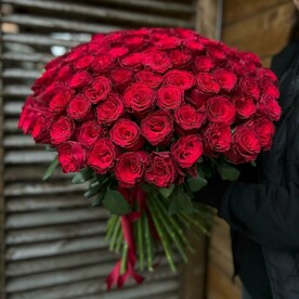 101 роза с лентой
