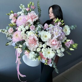 Композиция из цветов в белом коробе