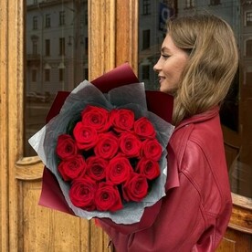 15 Красных роз Рэд Аваланж (60 см) в винной упаковке