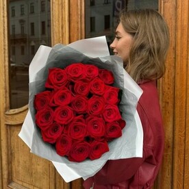 21 Красная роза Рэд Аваланж (60 см) в белой упаковке с серым тишью