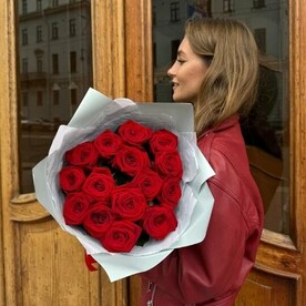 15 Красных роз Рэд Аваланж (60 см) в голубой упаковке с серым тишью