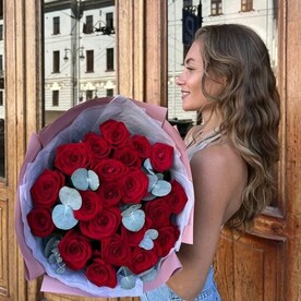 21 Красная роза (60 см) с эвкалиптом в сиреневой упаковке с голубым тишью