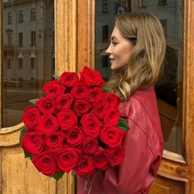 25 Красных роз Рэд Аваланж (60 см) под ленту