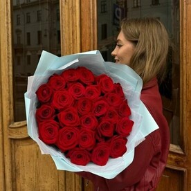 25 Красных роз Рэд Аваланж (60 см) в голубой упаковке