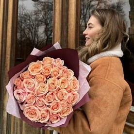 25 роз Пич Аваланж (60 см) в авторской упаковке