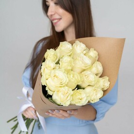 15 роз голландия 70 см в крафте