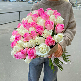 Букет из 51 розовой и белой розы (40см)