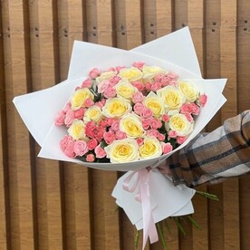 Букет из кустовых роз и одноголовых роз