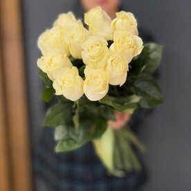 11 белых роз 70 см голландия