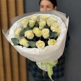 15 роз Mondial с эвкалиптом в упаковке