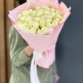 35 белых роз в упаковке