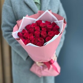 25 красных роз 40 см в упаковке