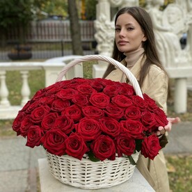 51 красная роза в корзине