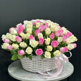 51 роза в корзине