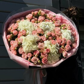 Пионовидные розы и гортензии роскошное сочетание