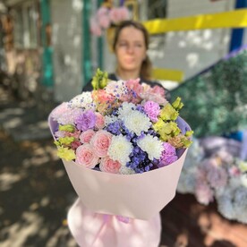 Сборный букет из хризантем и роз
