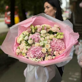 Букет из кустовых роз с гортензией