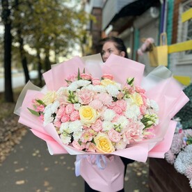 Сборный букет из роз и хризантем эустомы