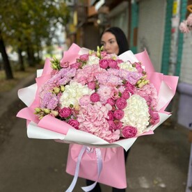Букет из пионовидных роз, гортензий