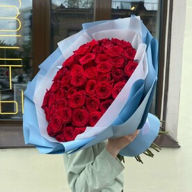 51 роза в голубой упаковке