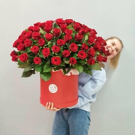 101 роза в коробе пышно