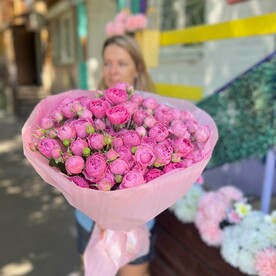 Букет из пионовидных кустовых роз