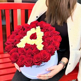 Цветочная композиция из 51 розы с буквой любой