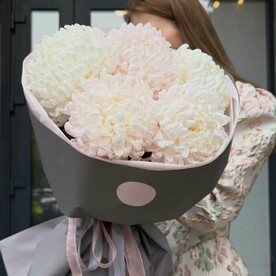Букет пышных хризантем