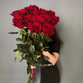 15 роз голландия 70 см
